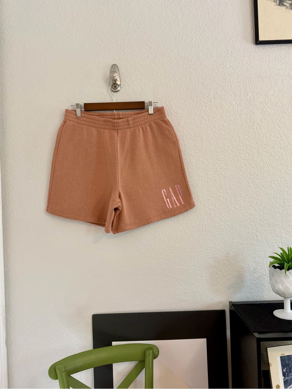 GAP Women's Logo Athletic Lounge Shorts Mocha Medium